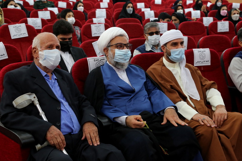 پرستاران و خانواده های شهدای عرصه سلامت خارگ تجلیل شد+تصاویر 1