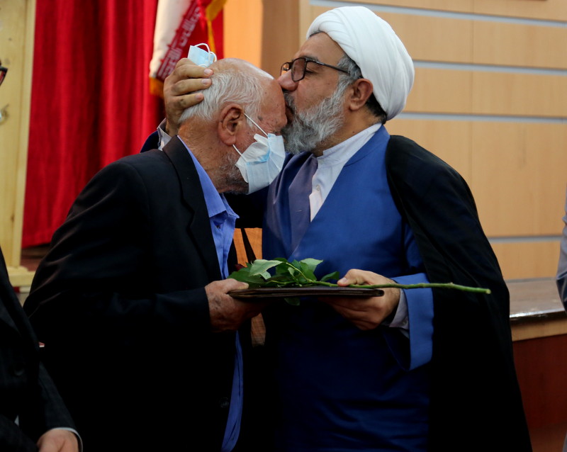 پرستاران و خانواده های شهدای عرصه سلامت خارگ تجلیل شد+تصاویر 23