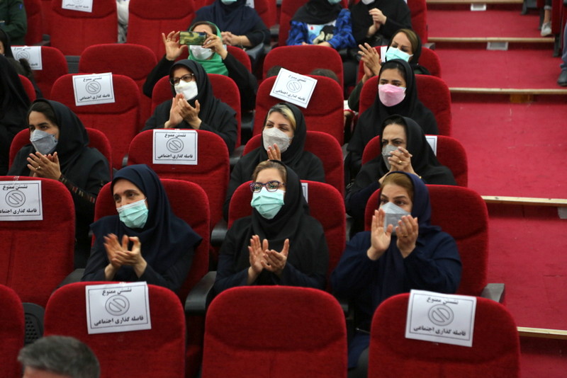 پرستاران و خانواده های شهدای عرصه سلامت خارگ تجلیل شد+تصاویر 37