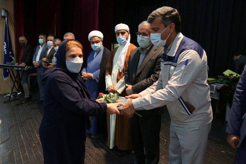 پرستاران و خانواده های شهدای عرصه سلامت خارگ تجلیل شد+تصاویر 38