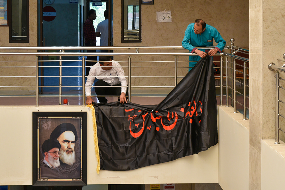 سیاه پوش کردن بیمارستان به مناسبت محرم 9