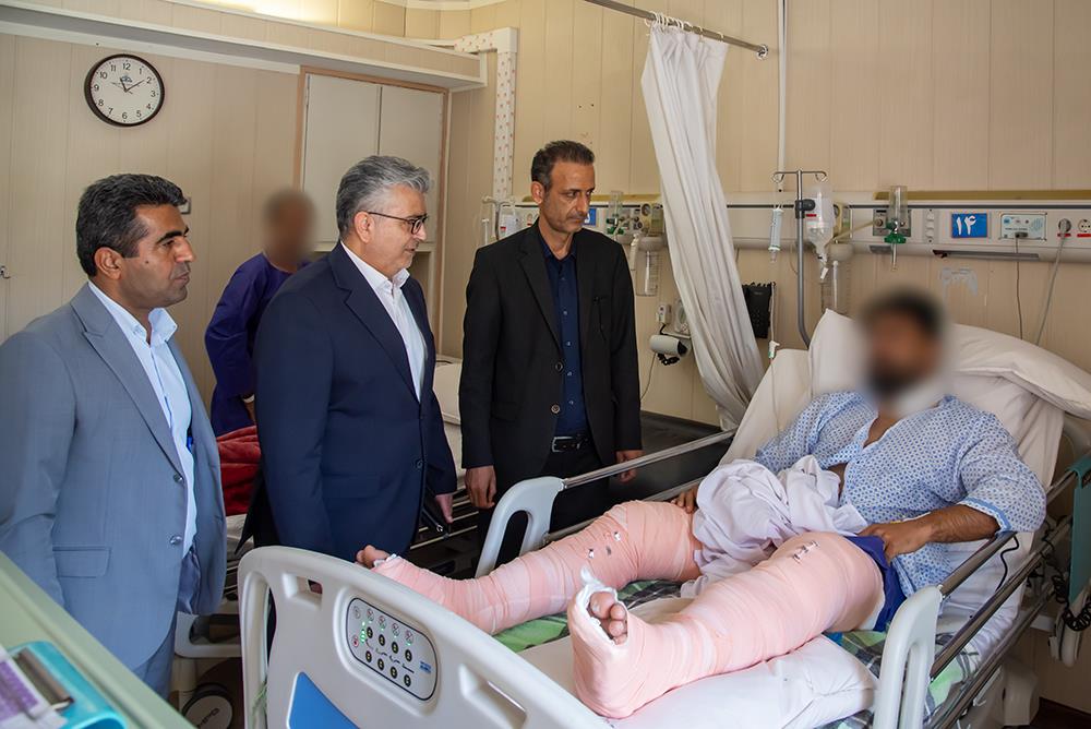 بازدید فرماندار جم و سرپرست بهداشت و درمان صنعت نفت بوشهر از مصدومان حمله هوایی آمریکایی و صهیونی به مناطق گردشگری 5