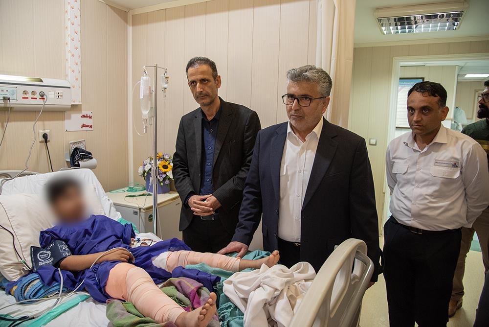 بازدید فرماندار جم و سرپرست بهداشت و درمان صنعت نفت بوشهر از مصدومان حمله هوایی آمریکایی و صهیونی به مناطق گردشگری 3