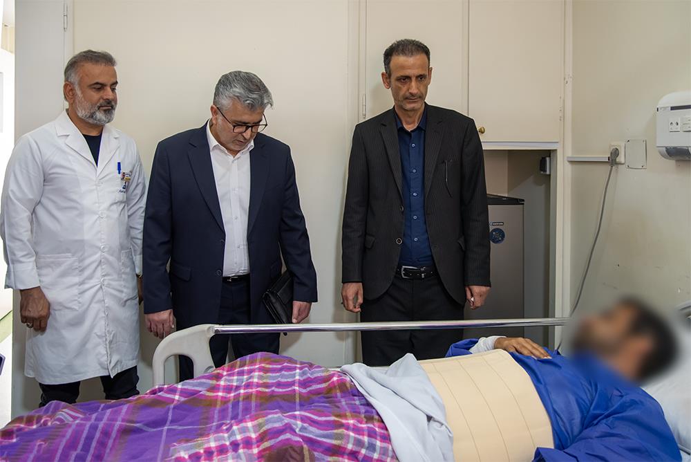 بازدید فرماندار جم و سرپرست بهداشت و درمان صنعت نفت بوشهر از مصدومان حمله هوایی آمریکایی و صهیونی به مناطق گردشگری 2