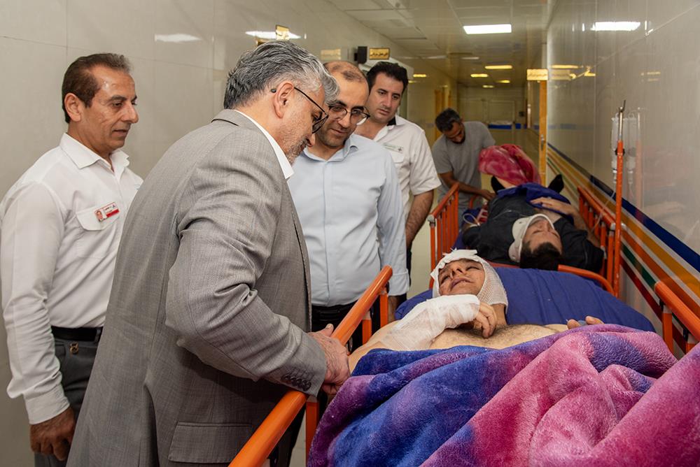 24- بازدید دکتر باقری از مصدومان سانحه اتوبوس 3