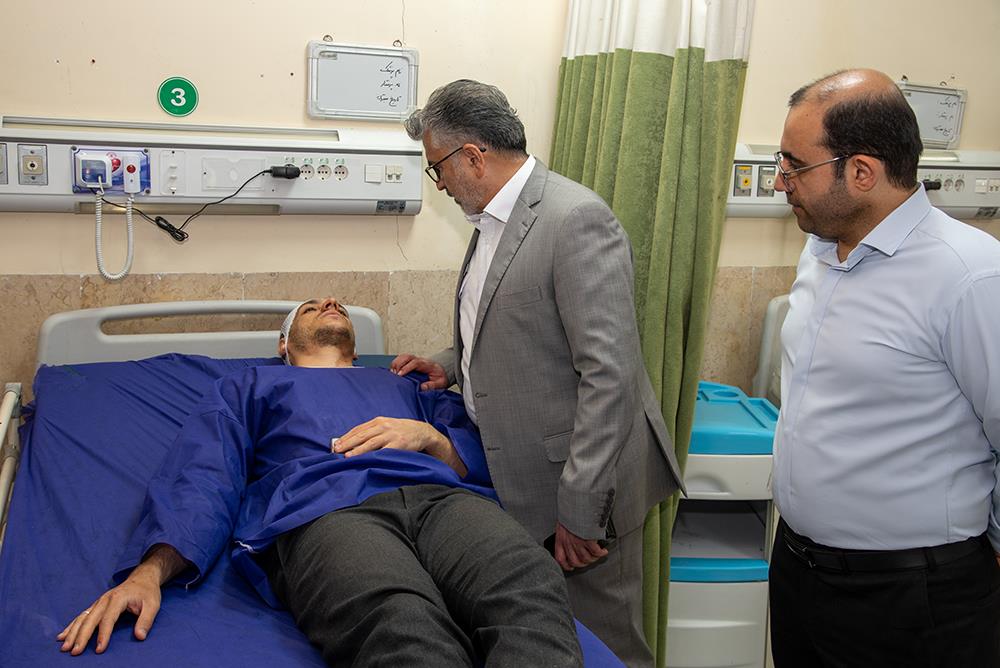 24- بازدید دکتر باقری از مصدومان سانحه اتوبوس 2