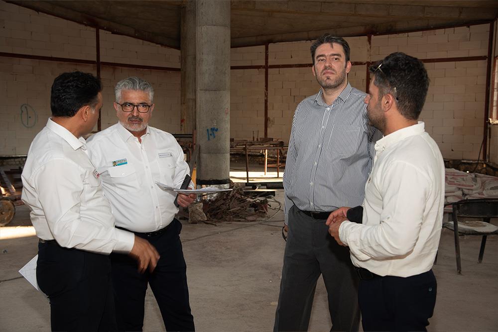 بازدید مسئول فنی مهندسی بهداشت و درمان صنعت نفت از روند ساخت تروماسنتر بوشهر